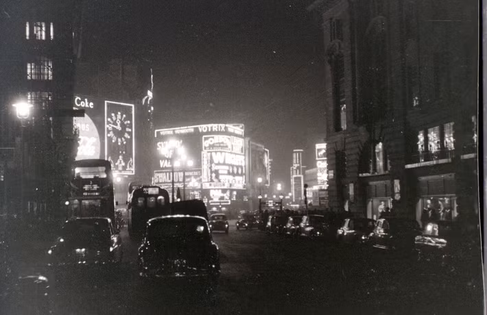 Vòng xoay Piccadilly Circus nhìn từ phố Regent, 5/11/1955.