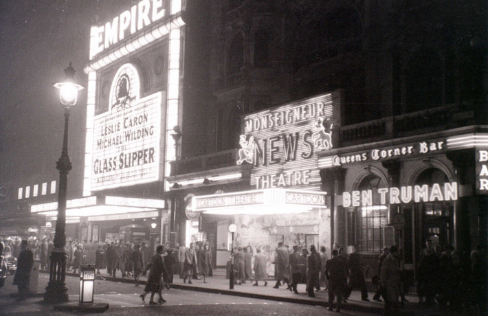 Rạp Empire sáng rực một góc quảng trường Leicester, 5/11/1955.