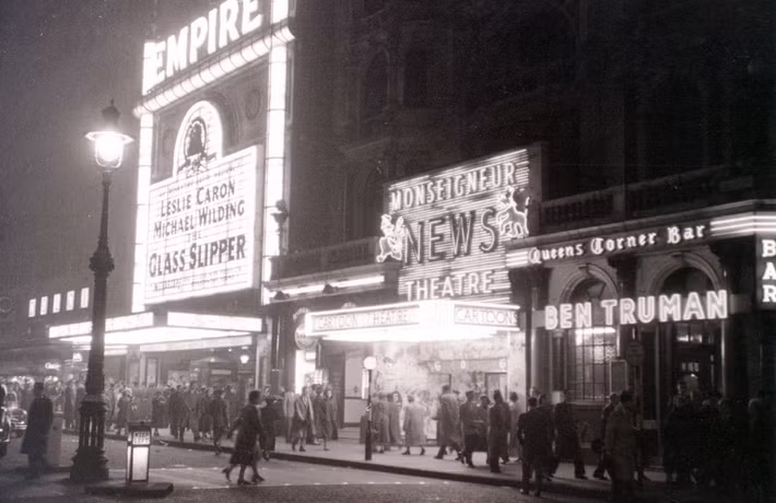 Rạp Empire sáng rực một góc quảng trường Leicester, 5/11/1955.