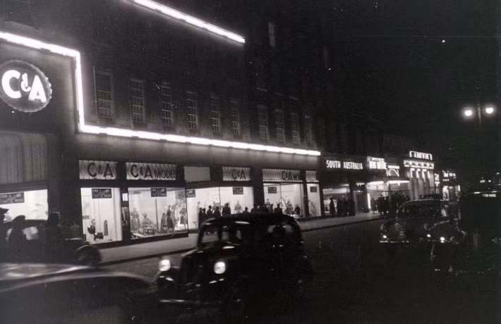 Khung cảnh buổi tối trên phố Oxford, 5/11/1955.