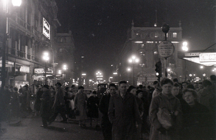 Dòng người đi bộ ở vòng xoay Piccadilly Circus, 3/1/1957