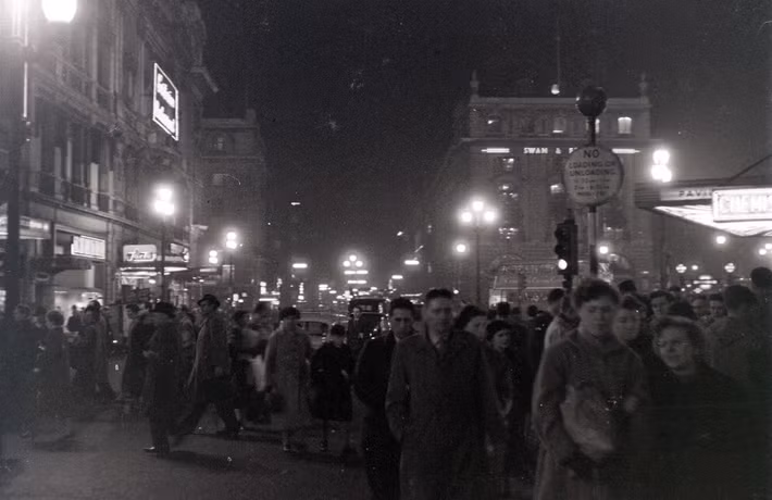 Dòng người đi bộ ở vòng xoay Piccadilly Circus, 3/1/1957