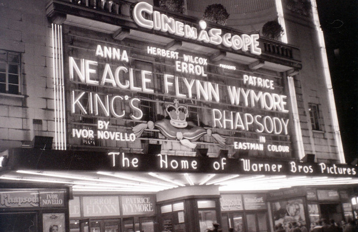 Tấm bảng neon của rạp Warner, quảng trường Leicester, London ngày 5/11/1955