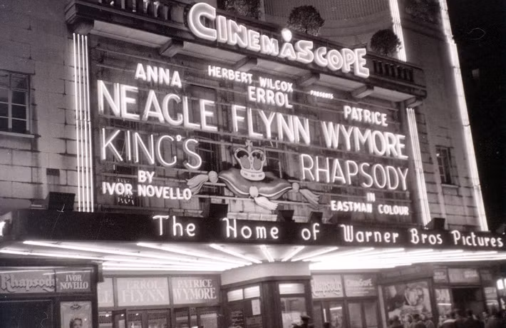 Tấm bảng neon của rạp Warner, quảng trường Leicester, London ngày 5/11/1955