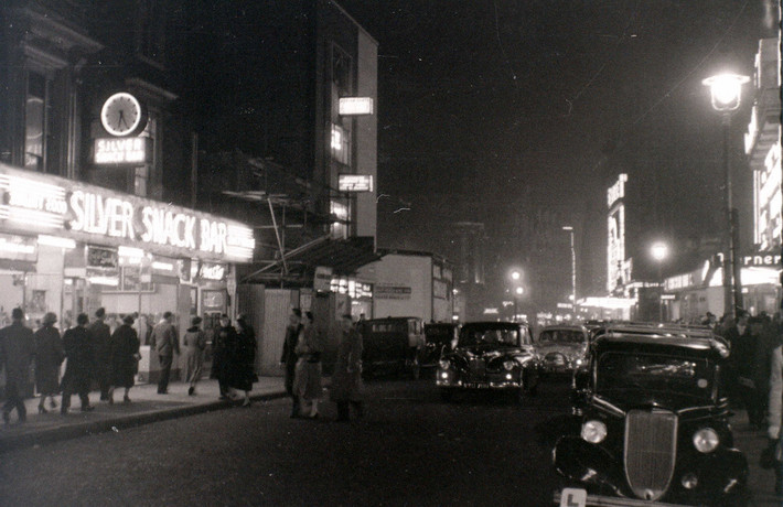 Phố Cranbourn, London ngày 5/11/1955.