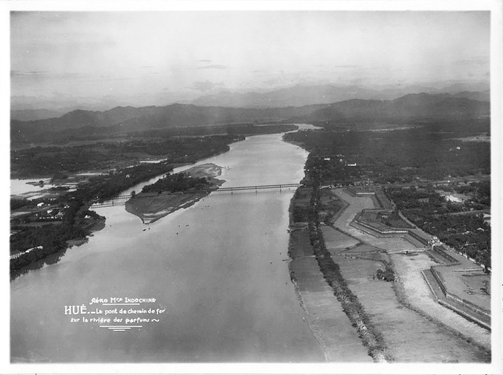 Cầu Bạch Hổ và sông Hương nhìn từ máy bay, đầu thế kỷ 20. Cầu Bạch Hổ có kết cấu bằng thép, được xây dựng khi tuyến đường sắt Huế – Quảng Trị được thiết lập năm 1908.