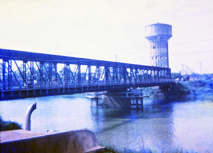 Cầu Bạch Hổ và tháp nước cồn Dã Viên, 1970.