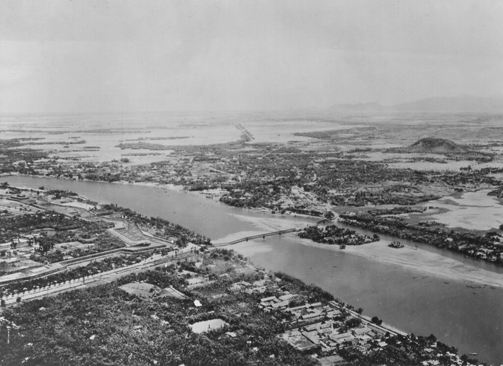 Một hình ảnh khác về cầu Bạch Hổ sau trận bom của Mỹ.