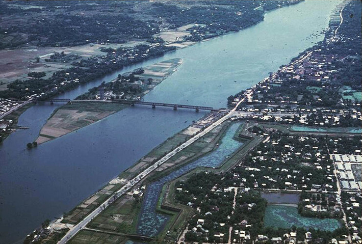 Cầu Bạch Hổ năm 1968, chụp từ máy bay Mỹ.