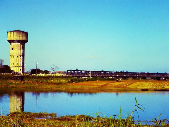 Cầu Bạch Hổ và tháp nước trên cồn Dã Viên năm 1970-1971.