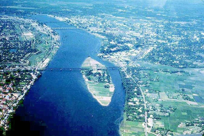 Một bức không ảnh về sông Hương và cầu Bạch Hổ những năm 1960.