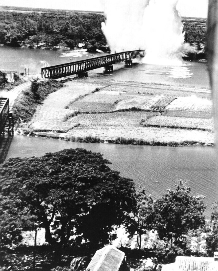 Khoảnh khắc bom Mỹ đánh sập cầu Bạch Hổ, ngày 23/10/1944.