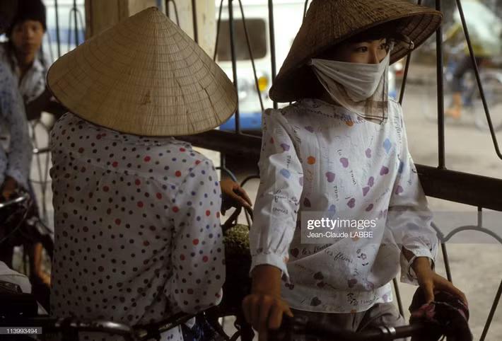 Người phụ nữ chờ phà tại bến phà Hòn Gai, Quảng Ninh, Việt Nam năm 1994. Ảnh: Jean-Claude Labbe/ Getty Images.