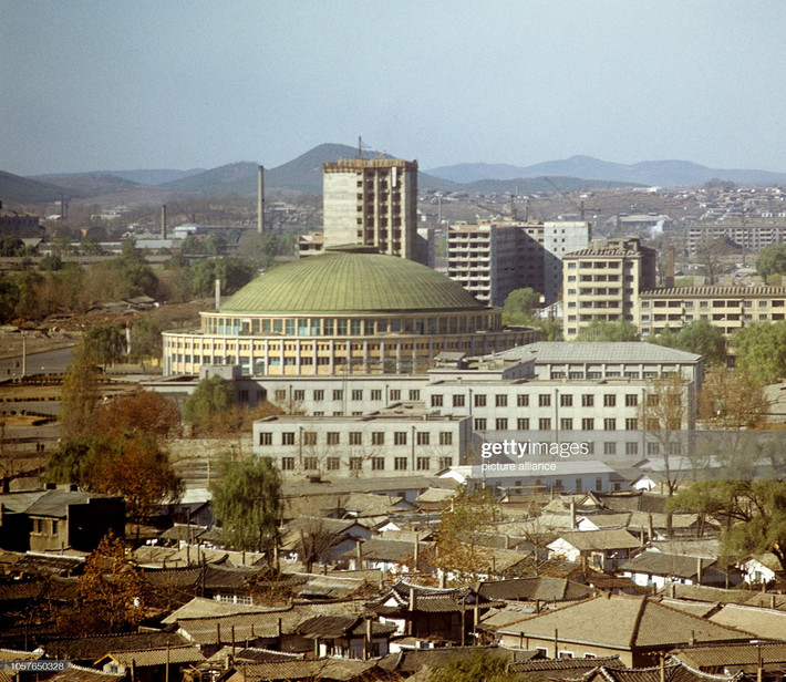 Toà nhà có mái hình vòm là Rạp xiếc quốc gia.