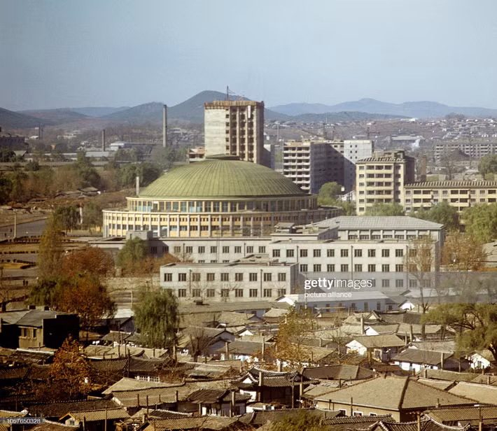 Toà nhà có mái hình vòm là Rạp xiếc quốc gia.