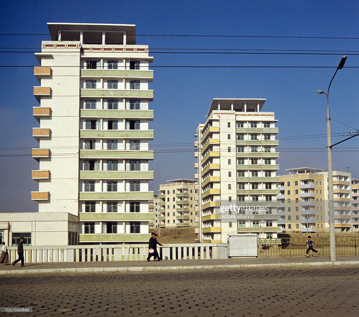 Một góc khu phố Chollima với những tòa nhà chung cư khang trang.