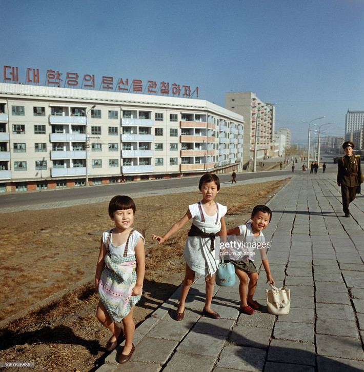 Trẻ em chơi trên phố Chollima ở Bình Nhưỡng. Chollima (Thiên Lý Mã) là con ngựa có cánh trong thần thoại của dân tộc Triều Tiên, được coi là biểu tượng của CHDCND Triều Tiên trong công cuộc tái thiết và công nghiệp hóa.