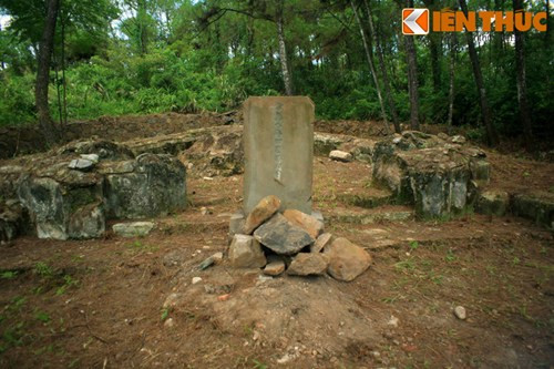 Bia đá trước mộ bị chặt gãy và vứt chỏng chơ dưới đất, những năm gần đây mới được dựng lại một cách tạm bợ.