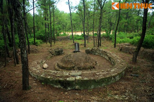 Vòng thành trong cùng ôm nấm mộ có hình mai rùa - loại mộ dành cho bậc công thần, đế vương theo quan niệm thời xưa.