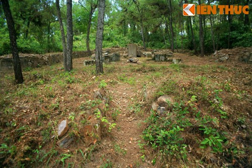 Ngoài ra, giới nghiên cứu còn khẳng định khu lăng mộ tồn tại những dấu tích của một nơi an táng bậc đế vương như nhà bia, cổng tam quan, vườn lăng...