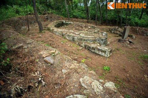 Nơi an táng Hoàng đế Quang Trung - Nguyễn Huệ là một trong những ẩn số lớn của lịch sử Việt Nam. Nhiều giả thiết đã được các nhà nghiên cứu đưa ra, trong đó ý kiến cho rằng lăng Ba Vành ở Huế là lăng mộ vị hoàng đế vĩ đại triều Tây Sơn nhận được rất nhiều sự quan tâm.