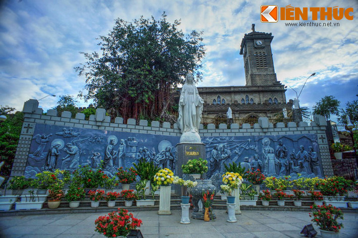 Ở sườn núi phía dưới nhà thờ có tượng Đức mẹ Maria hướng ra quảng trường rộng dưới chân núi - được gọi là quảng trường Ave Maria. Vào dịp Giáng sinh, nhà thờ thu hút rất đông du khách gần xa đến tham quan, chiêm bái...