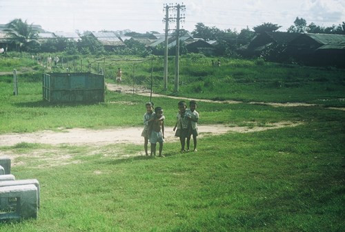 Những đứa trẻ ở ngoại ô.