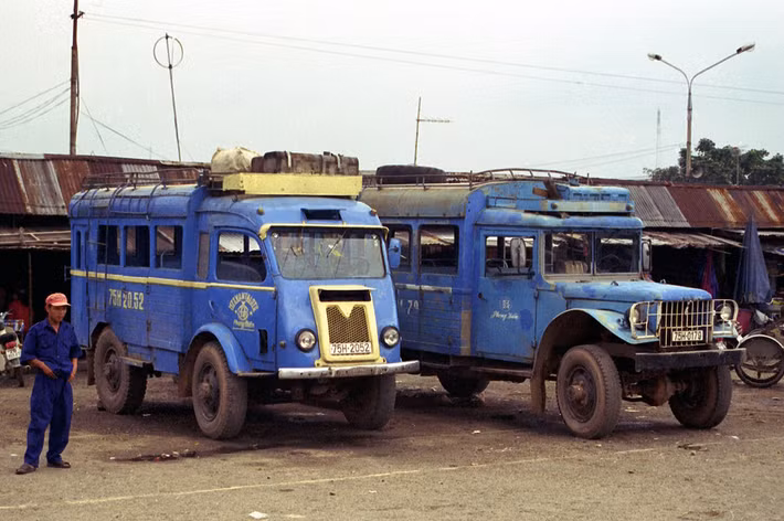 Một chiếc xe buýt Renault Goélette (trái) tại bến xe ở Huế năm 1996. Dòng xe này ra mắt vào năm 1947 tại Pháp với mục đích vận chuyển hàng hóa cho quân đội nước này. Chúng xuất hiện ở miền Nam Việt Nam trong những năm 1960, chủ yếu phục vụ cho việc chở khách và hàng hóa.