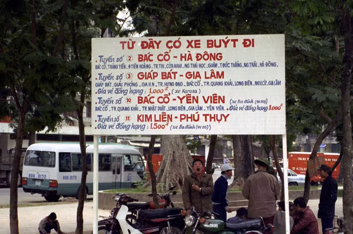 Bảng thông báo về các tuyến xe buýt ở dốc Bác Cổ.