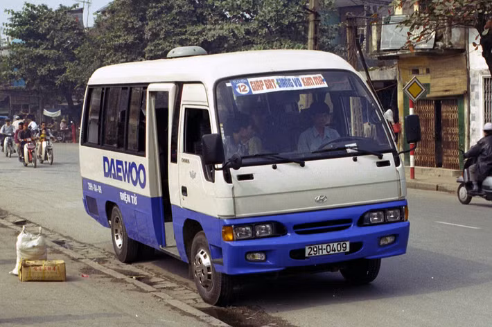 Chiếc Hyundai Chorus (Hàn Quốc) biển số 29H-04-09 này chạy tuyến Giáp Bát - Giảng Võ - Kim Mã.