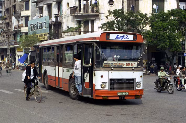 Một chiếc Saviem trên đường Le Duẩn, gần ga Hà Nội, biển số 29G-53-70.