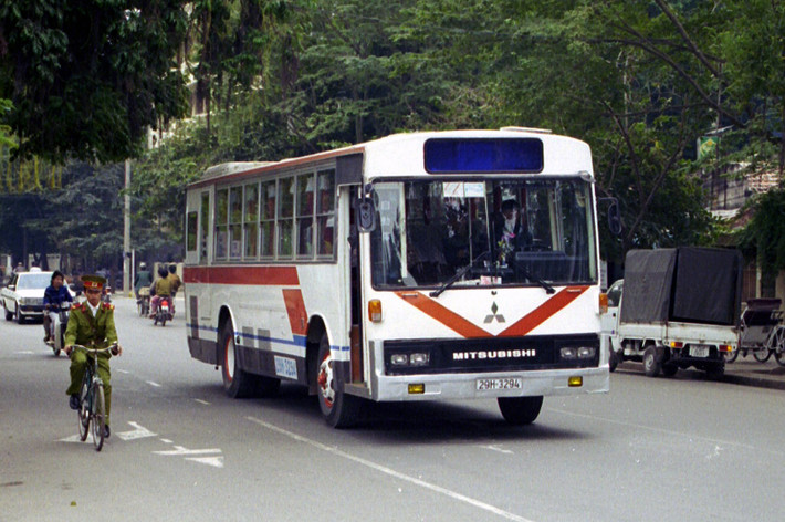Một chiếc xe buýt của Mitsubishi (Nhật Bản) biển số 29H-32-94 chạy trên đường phố Hà Nội.