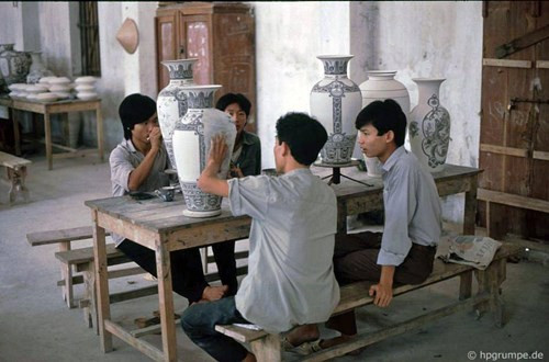 Công đoạn tiếp theo là vẽ hoa văn lên gốm.