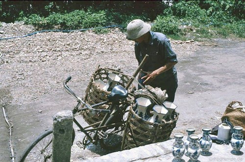 Sửa soạn chở đồ gốm đi bán rong bằng xe đạp.