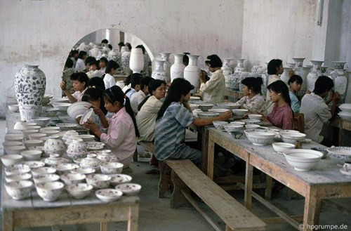 Một phân xưởng với những người thợ vẽ gốm.
