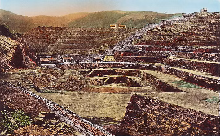 Những "bậc thang" khổng lồ ở khu vực khai thác than lộ thiên tại Hòn Gai.