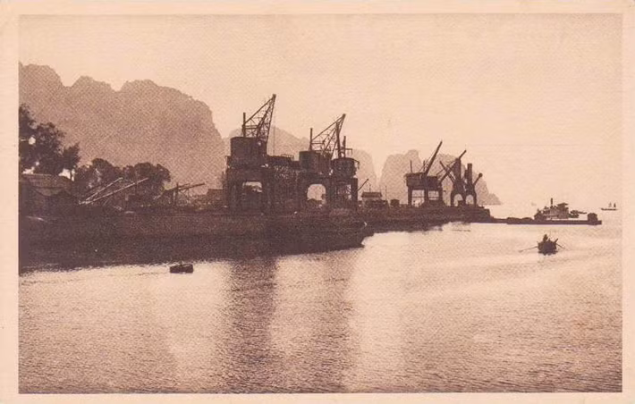 Cảng than Hòn Gai nhìn từ ngoài biển.