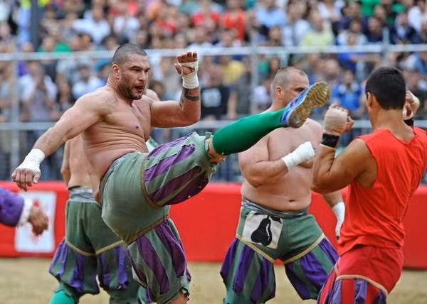 Trong một trận đấu Harpastum rất nhiều cuộc vật lộn bạo lực có thể diễn ra và chấn thương là không thể tránh khỏi.