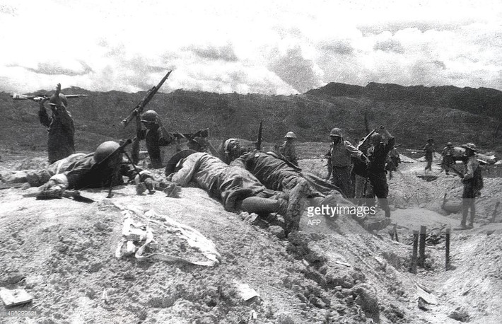 Quân Pháp tại một vị trí chiến đấu ở sân bay Mường Thanh buông súng đầu hàng ngày 22/4/1954.