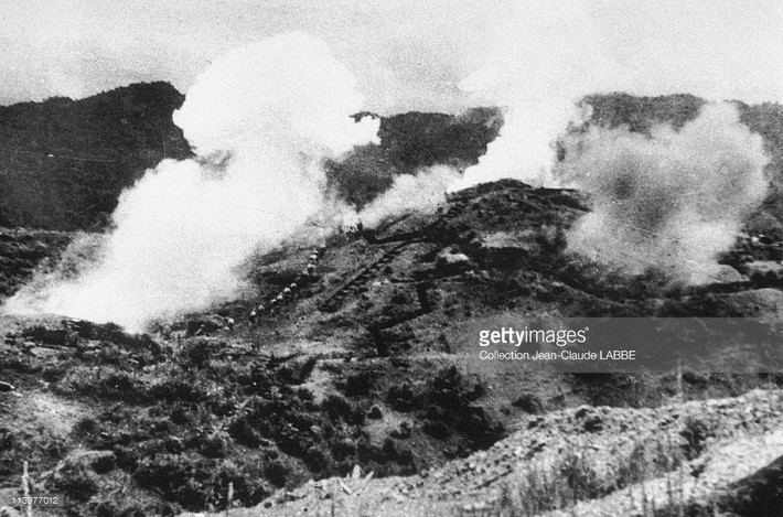 Các cứ điểm của Pháp chìm trong khói lửa dưới sức công phá của pháo binh Việt Minh. Lúc 17h5 phút ngày 13/3/1954, trận chiến bắt đầu khi pháo binh Việt Minh đồng loạt nã vào cứ điểm Him Lam. Việt Minh chiếm cứ điểm này vào 23h30 cùng ngày.