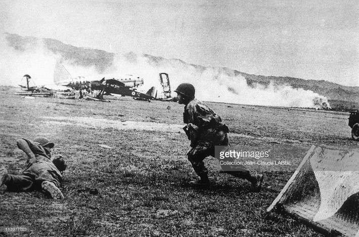 Máy bay Pháp bốc cháy do trúng đạn pháo ở sân bay Mường Thanh. Bộ đội Việt Minh tấn công sân bay Mường Thanh ngày 14/4/1954.