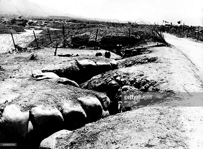 Quân Pháp bế tắc trong chiến hào khi chờ đợi cuộc tấn công của Việt Minh, ngày 17/3/1954.