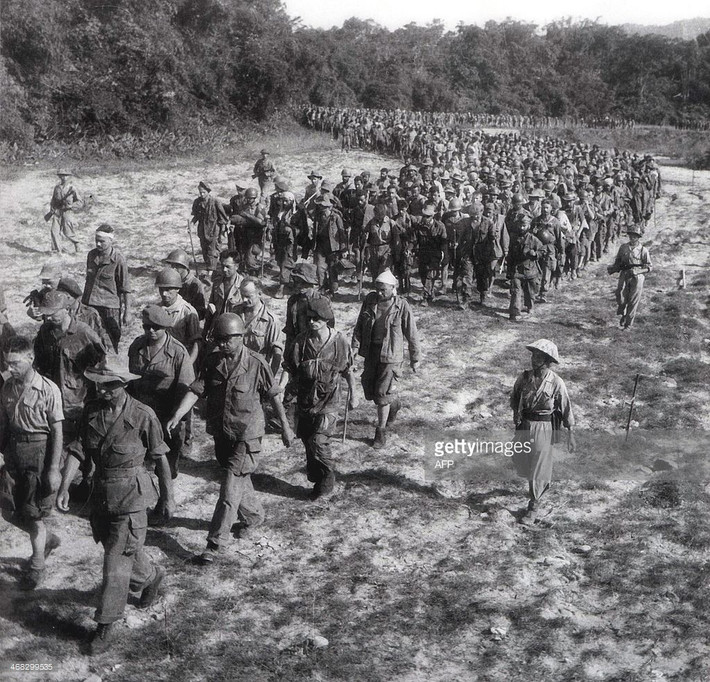 Tù binh Pháp được áp giải khỏi Điện Biên Phủ. Ngày 7/5/1954, các chiến sĩ Việt Minh vượt cầu Mường Thanh tiến thẳng vào chỉ huy sở của địch. Tập đoàn cứ điểm Điện Biên Phủ đã sụp đổ hoàn toàn.