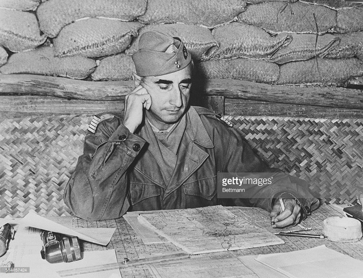 Tướng De Castries, tổng chỉ huy của quân Pháp ở Điện Biên Phủ trong boong-ke của mình, tháng 3/1954.