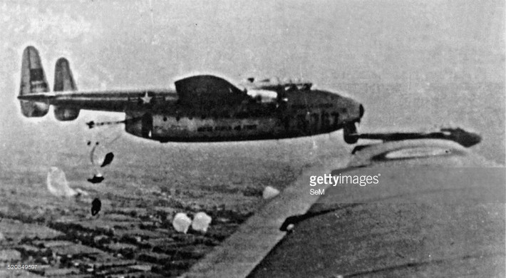 Máy bay Pháp cố gắng vượt qua lưới lửa phóng không của Việt Minh để không vận cho quân Pháp.