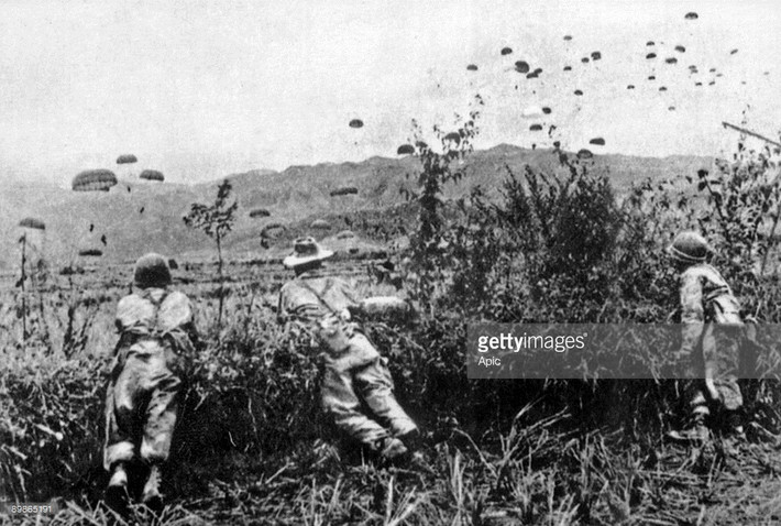 Lính dù Pháp đổ bộ xuống Mường Thanh để thiết lập tập đoàn cứ điểm Điện Biên Phủ ngày 20/11/1953. Ảnh: Getty.