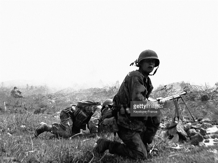 Quân Pháp giao chiến với Việt Minh ở khu vực phía Nam Điện Biên Phủ ngày 27/3/1954.