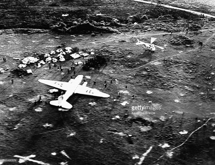 Máy bay Douglas C-47 ‘Dakota’ của Pháp hạ cánh ở Điện Biên Phủ sau khi đường băng được thiết lập từ ngày 24/11/1953.