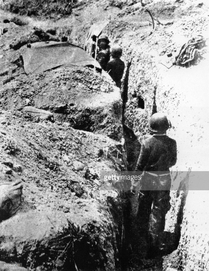 Lính Pháp xây dựng hệ thống giao thông hào dày đặc để phòng thủ các cứ điểm ở Điện Biên Phủ.