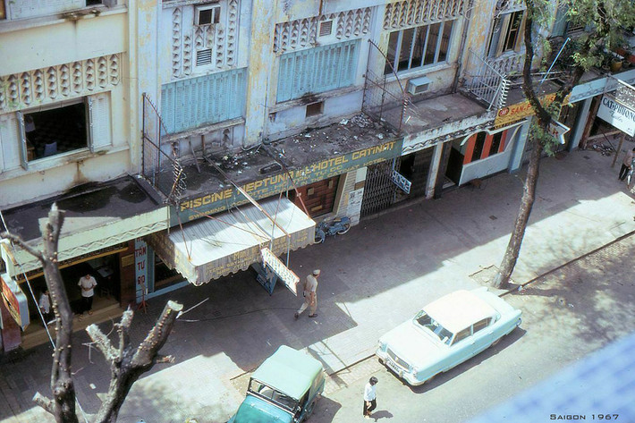 Khách bộ hành và xe hơi trên đường Tự Do.